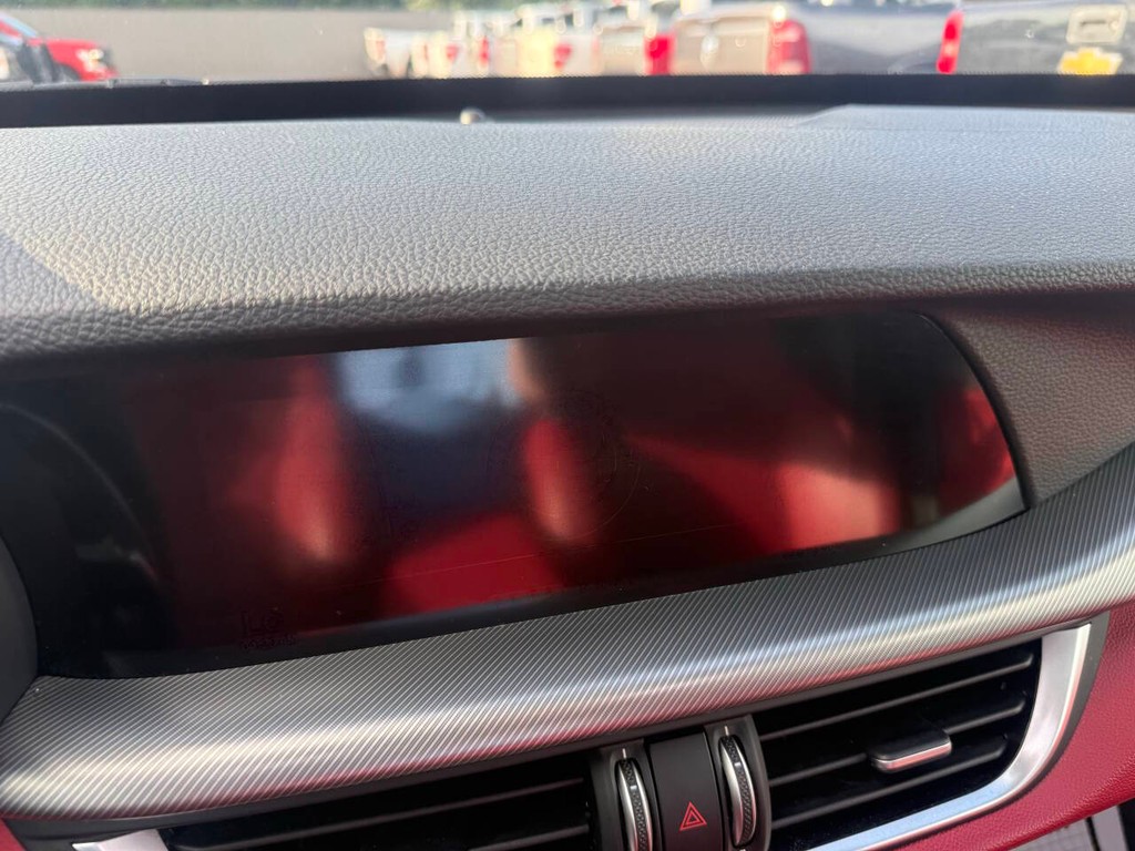 Alfa Romeo Stelvio Vehicle Full-screen Gallery Image 25