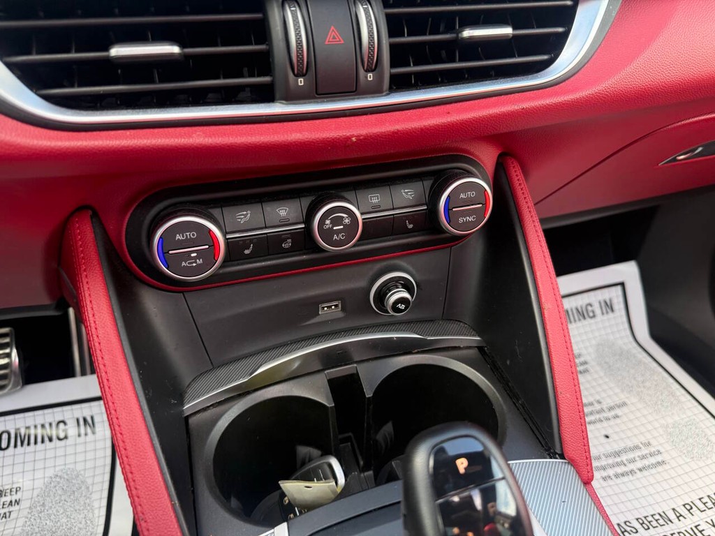 Alfa Romeo Stelvio Vehicle Full-screen Gallery Image 27
