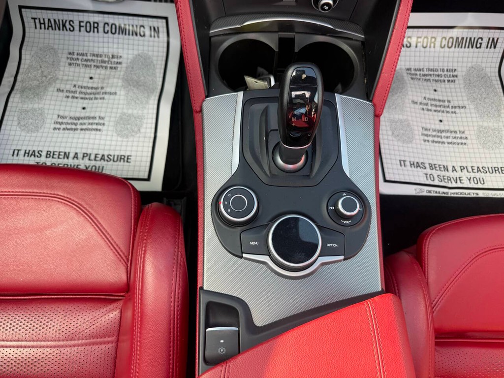 Alfa Romeo Stelvio Vehicle Full-screen Gallery Image 28