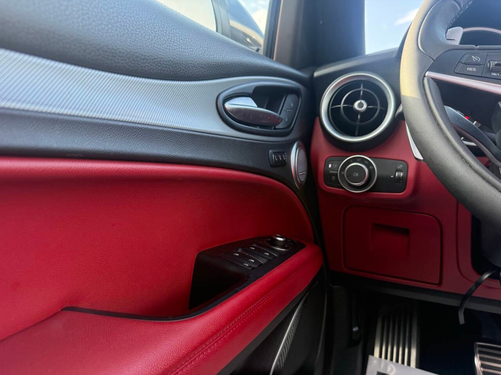 Alfa Romeo Stelvio Vehicle Full-screen Gallery Image 29
