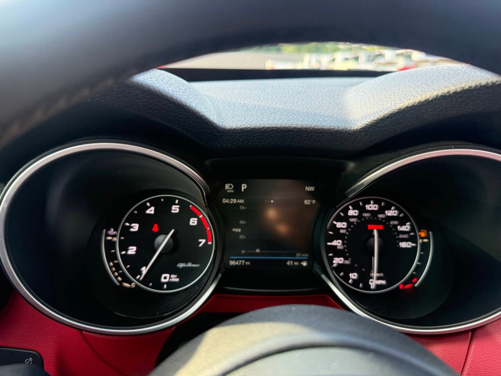 Alfa Romeo Stelvio Vehicle Full-screen Gallery Image 32