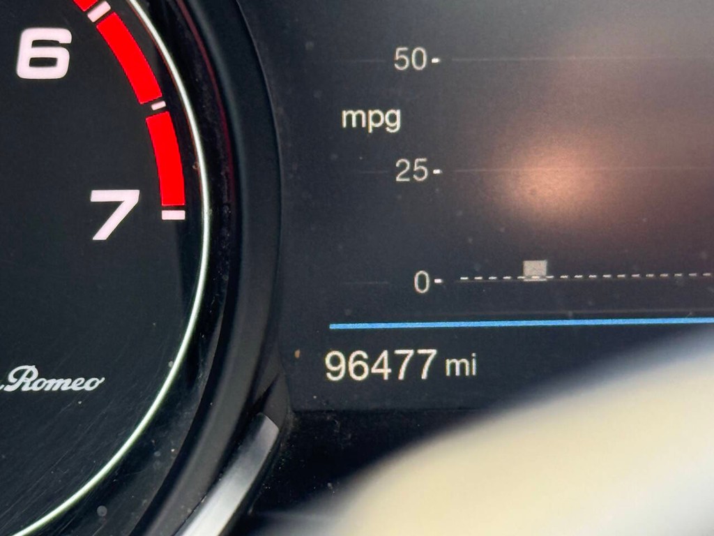 Alfa Romeo Stelvio Vehicle Full-screen Gallery Image 33
