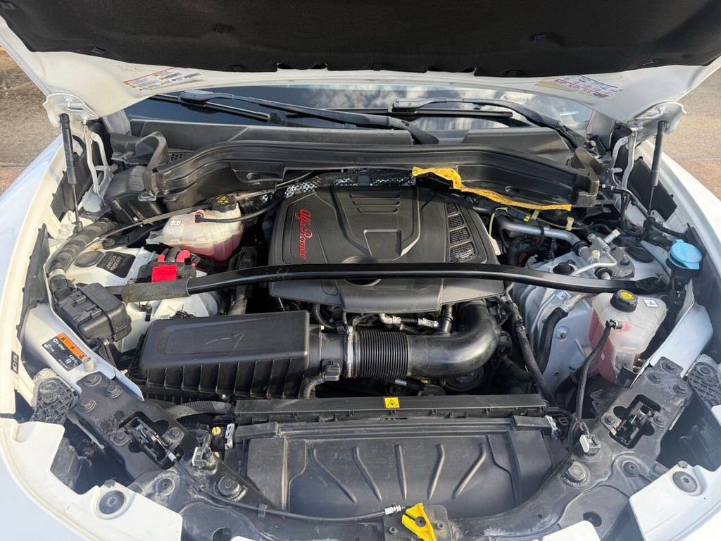 Alfa Romeo Stelvio Vehicle Full-screen Gallery Image 35
