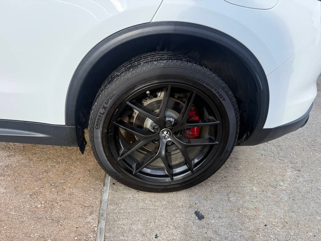 Alfa Romeo Stelvio Vehicle Full-screen Gallery Image 36