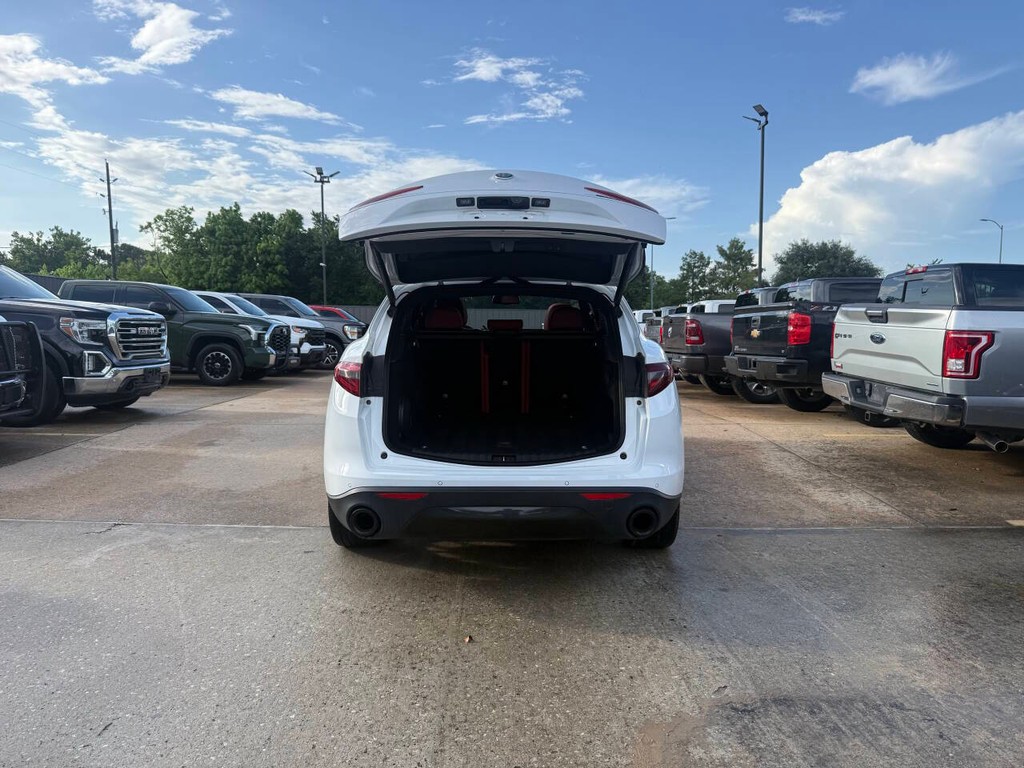 Alfa Romeo Stelvio Vehicle Full-screen Gallery Image 38