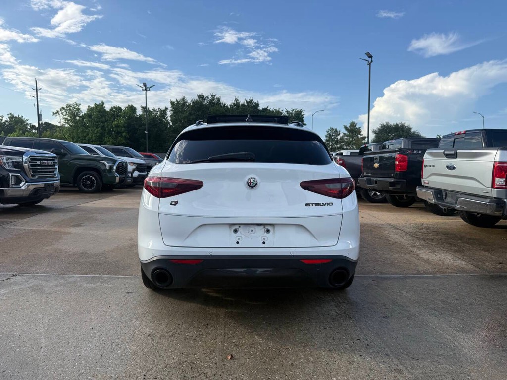 Alfa Romeo Stelvio Vehicle Full-screen Gallery Image 39