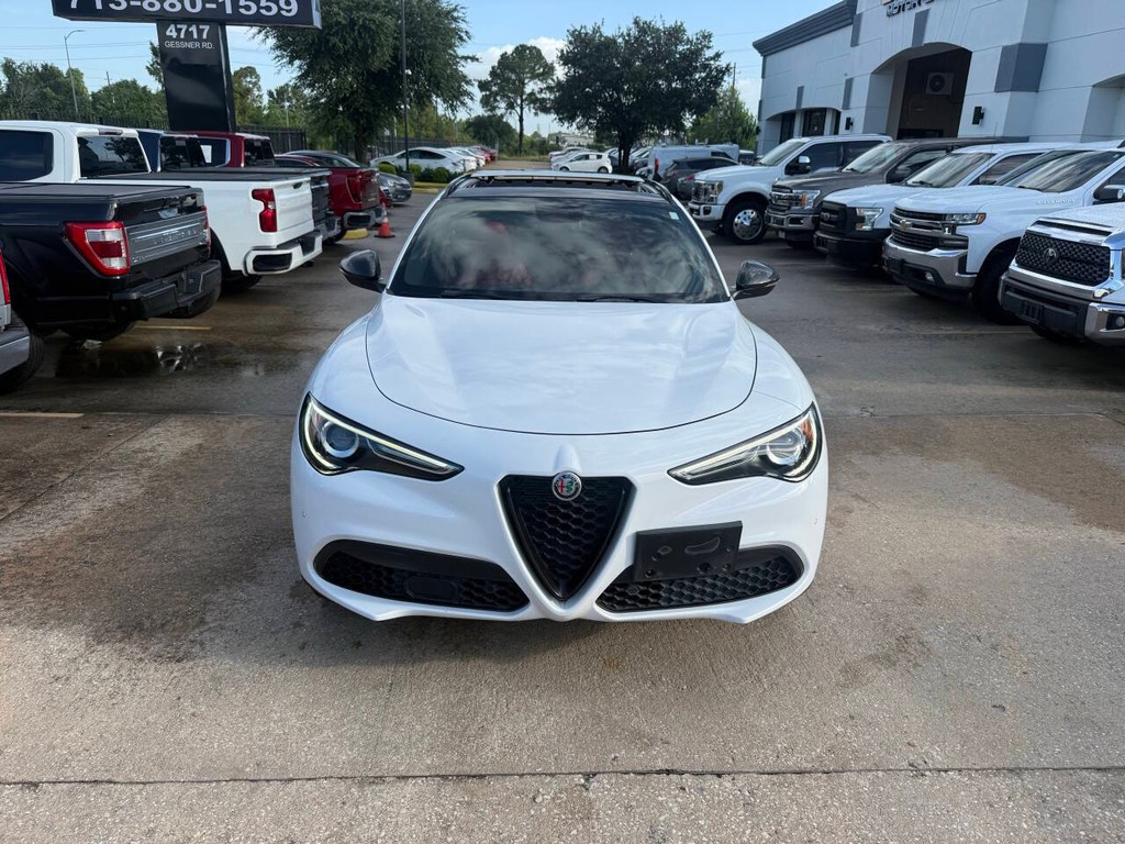 Alfa Romeo Stelvio Vehicle Full-screen Gallery Image 40