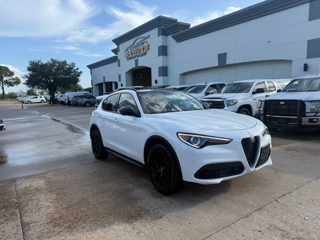 Alfa Romeo Stelvio Vehicle Full-screen Gallery Image 42