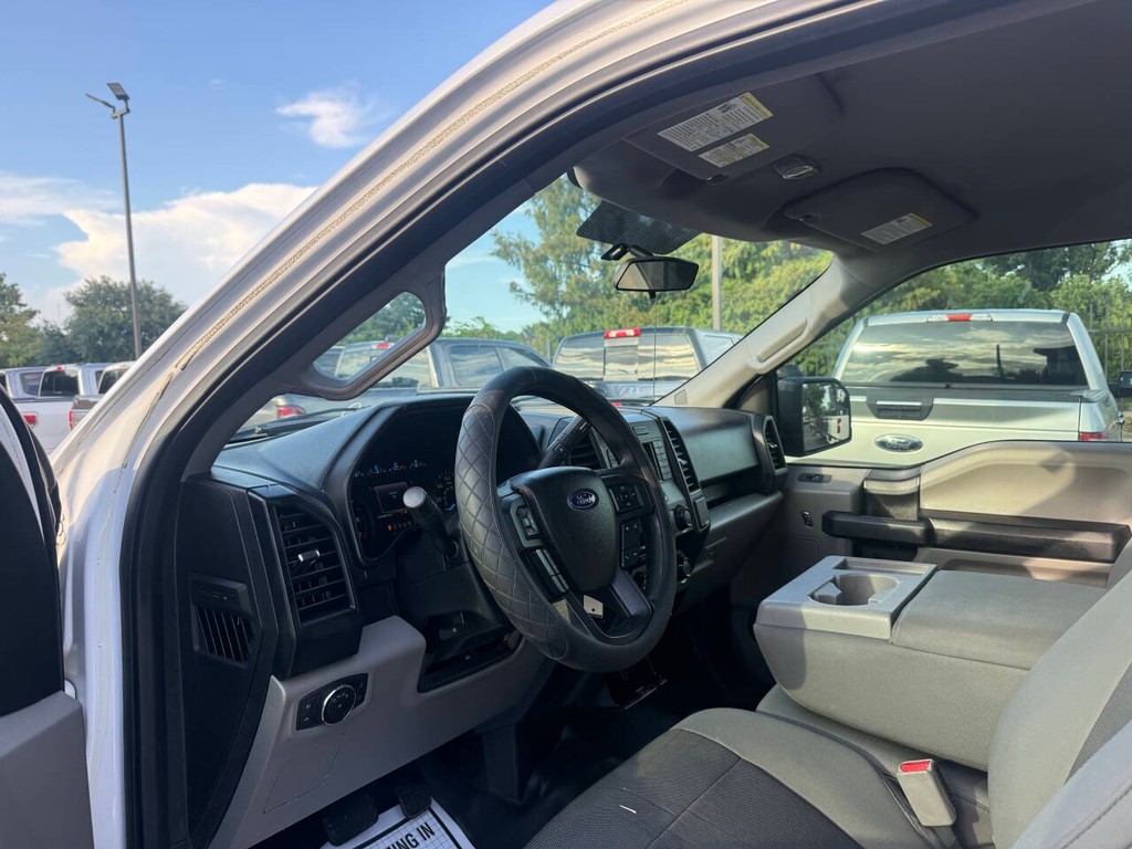 Ford F-150 Vehicle Full-screen Gallery Image 06