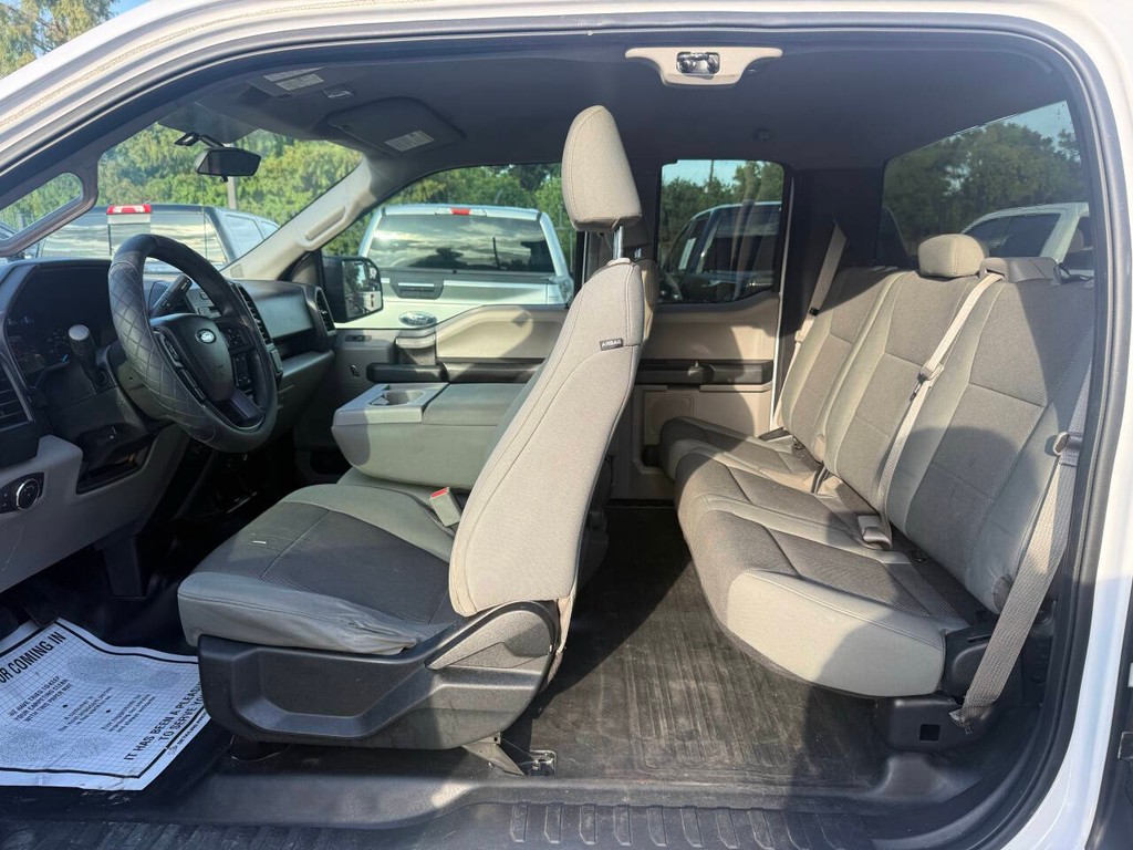 Ford F-150 Vehicle Full-screen Gallery Image 12