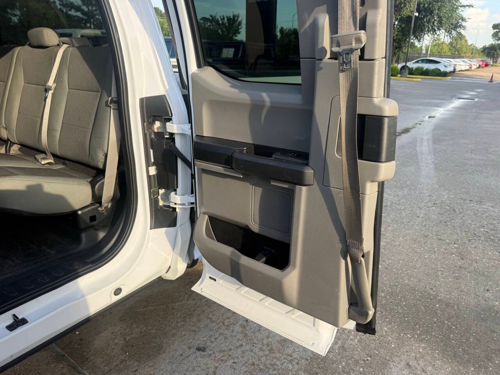 Ford F-150 Vehicle Full-screen Gallery Image 13