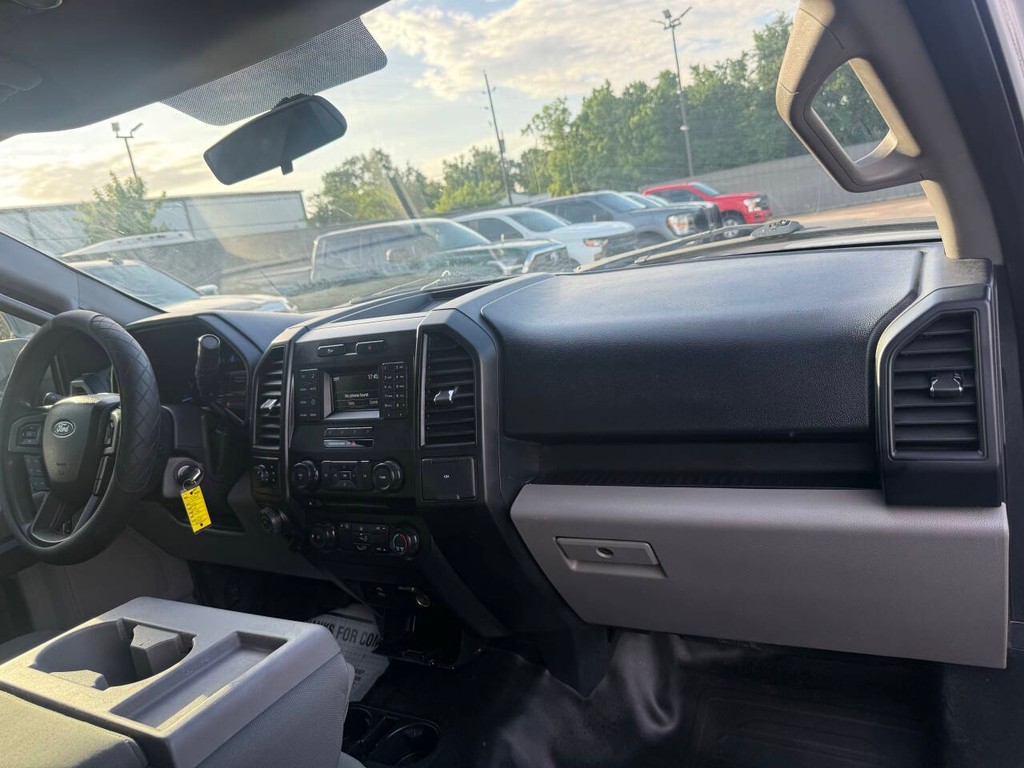 Ford F-150 Vehicle Full-screen Gallery Image 16