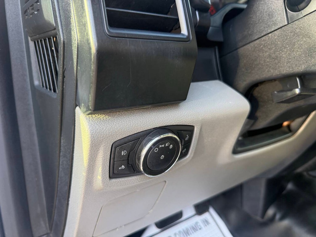Ford F-150 Vehicle Full-screen Gallery Image 28