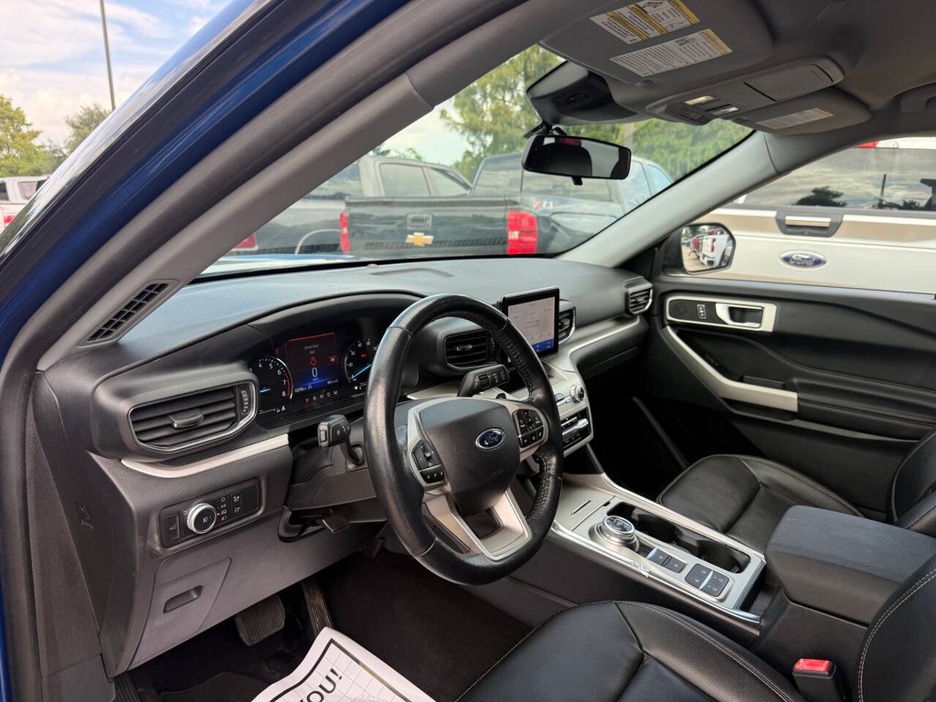 Ford Explorer Vehicle Full-screen Gallery Image 06
