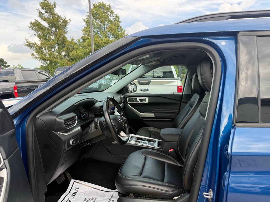 Ford Explorer Vehicle Full-screen Gallery Image 07