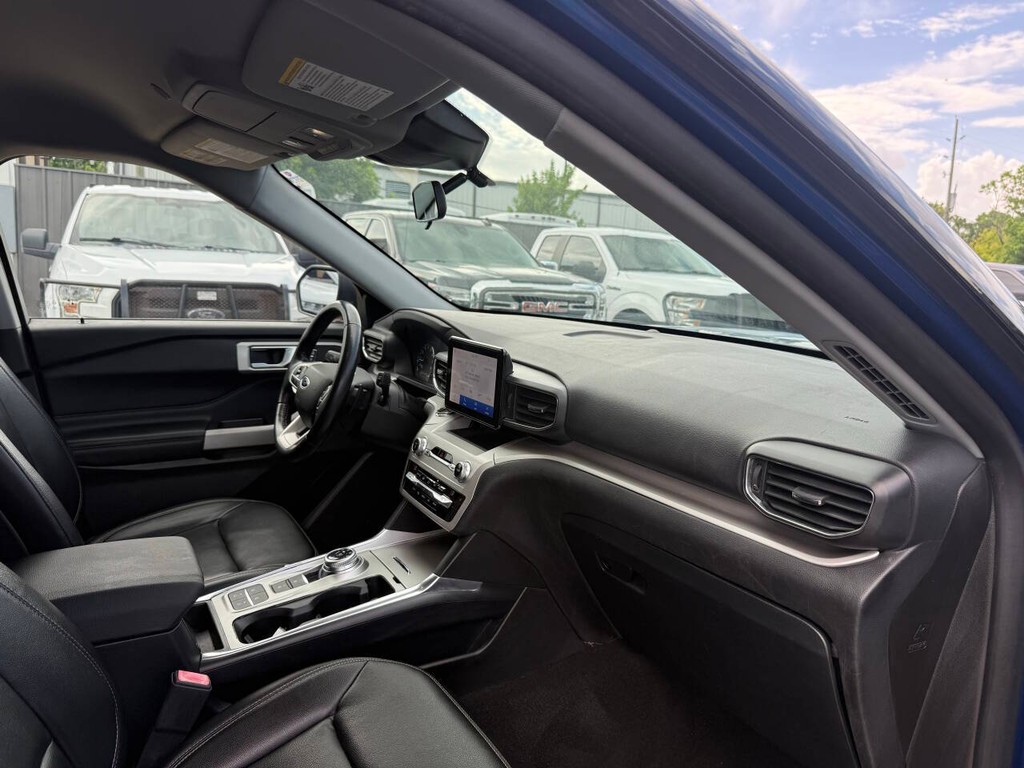 Ford Explorer Vehicle Full-screen Gallery Image 09