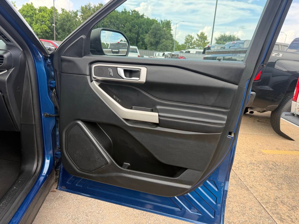 Ford Explorer Vehicle Full-screen Gallery Image 11