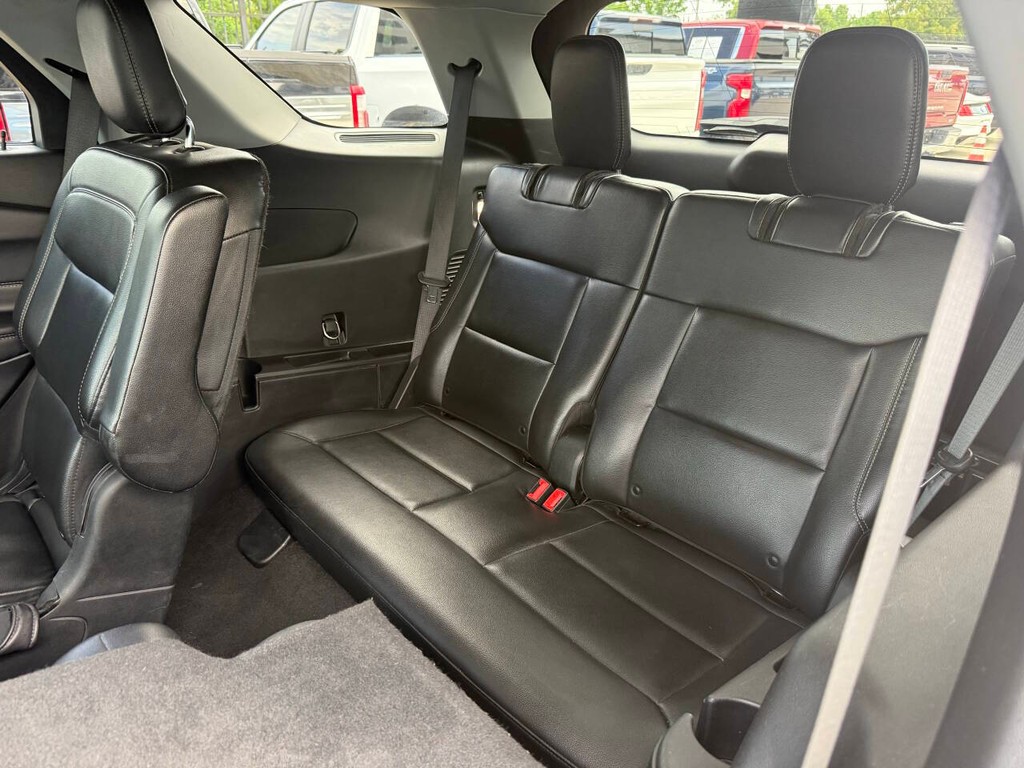 Ford Explorer Vehicle Full-screen Gallery Image 14