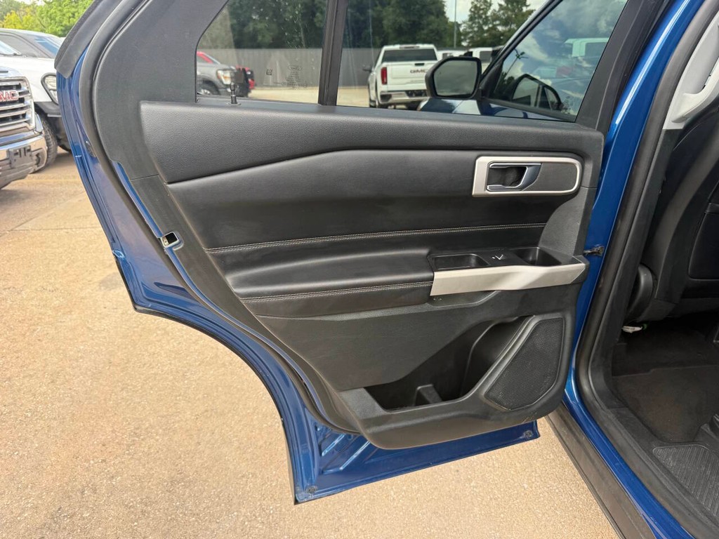 Ford Explorer Vehicle Full-screen Gallery Image 15
