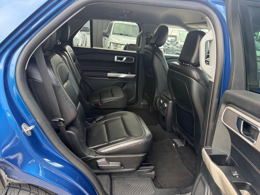 Ford Explorer Vehicle Full-screen Gallery Image 16