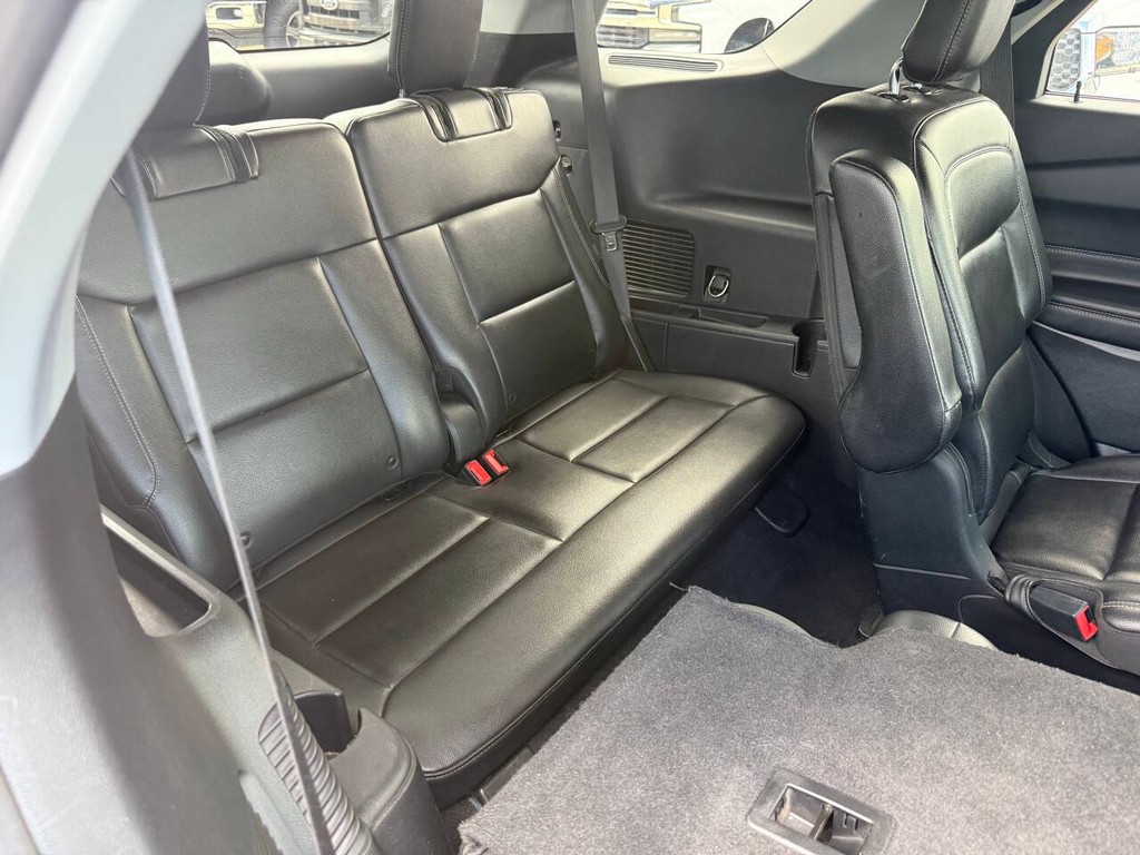 Ford Explorer Vehicle Full-screen Gallery Image 17