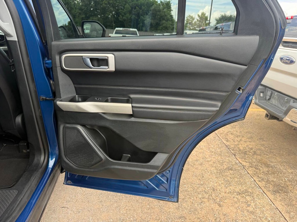 Ford Explorer Vehicle Full-screen Gallery Image 18