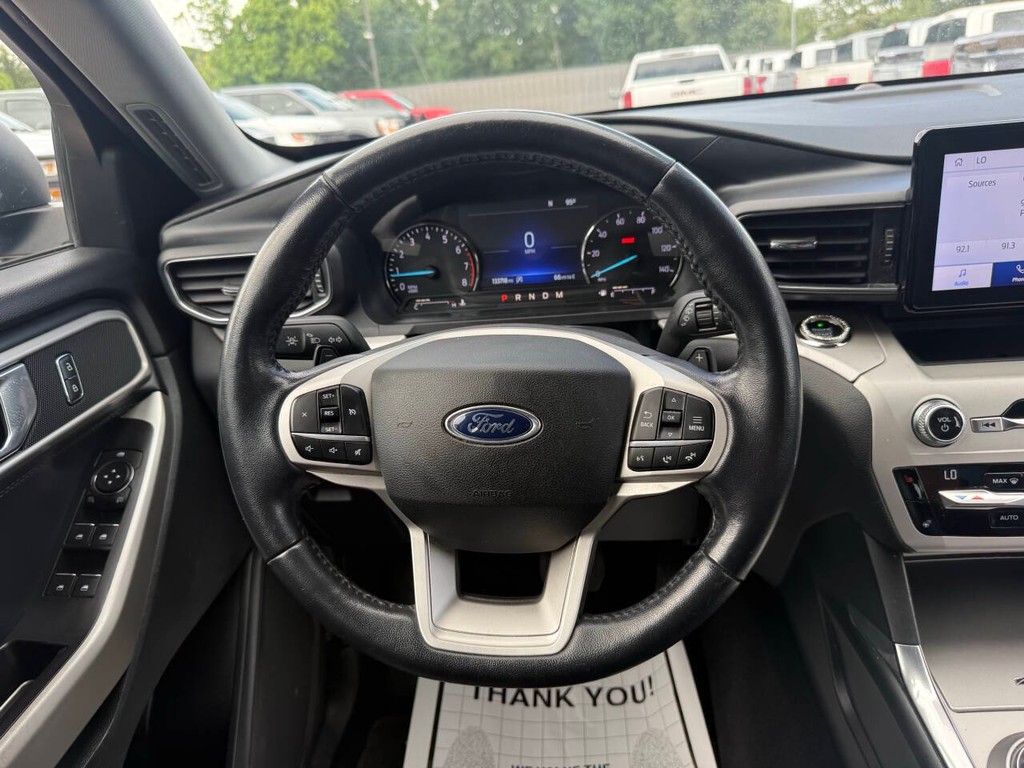 Ford Explorer Vehicle Full-screen Gallery Image 24