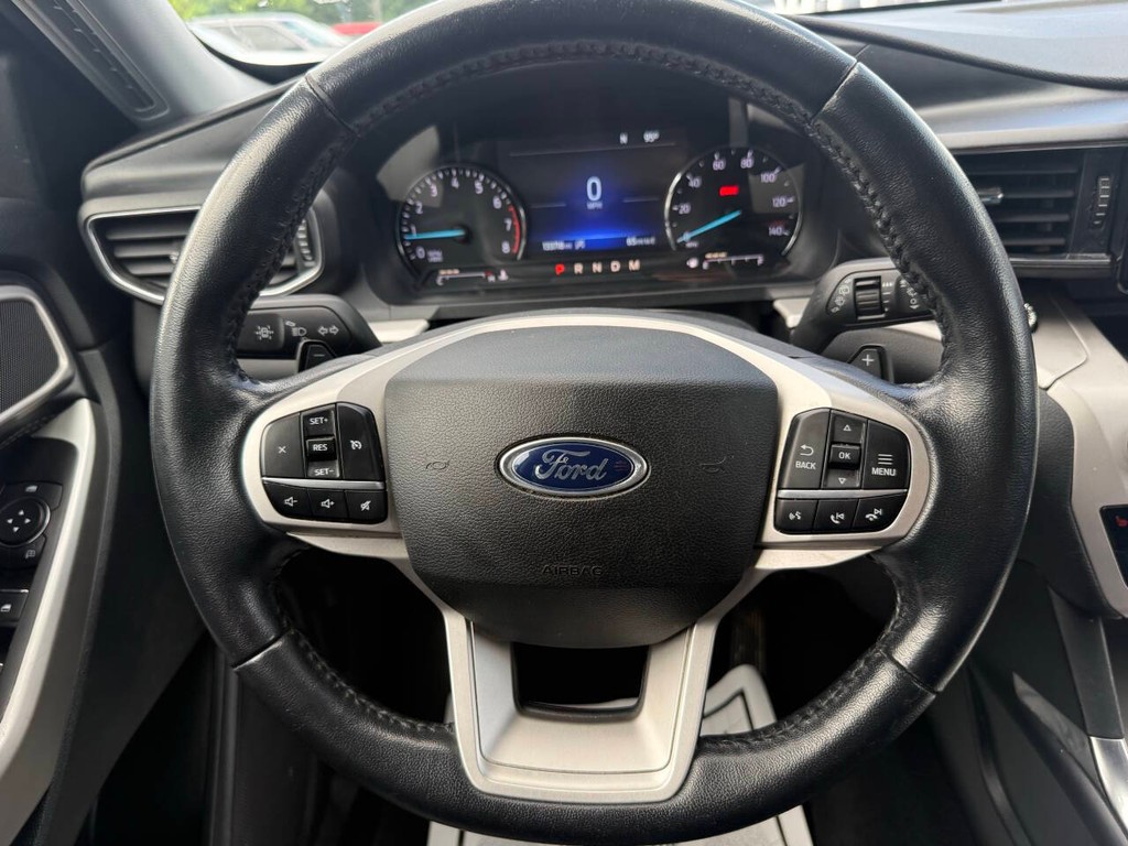 Ford Explorer Vehicle Full-screen Gallery Image 25