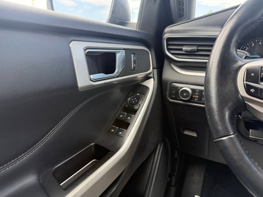 Ford Explorer Vehicle Full-screen Gallery Image 31