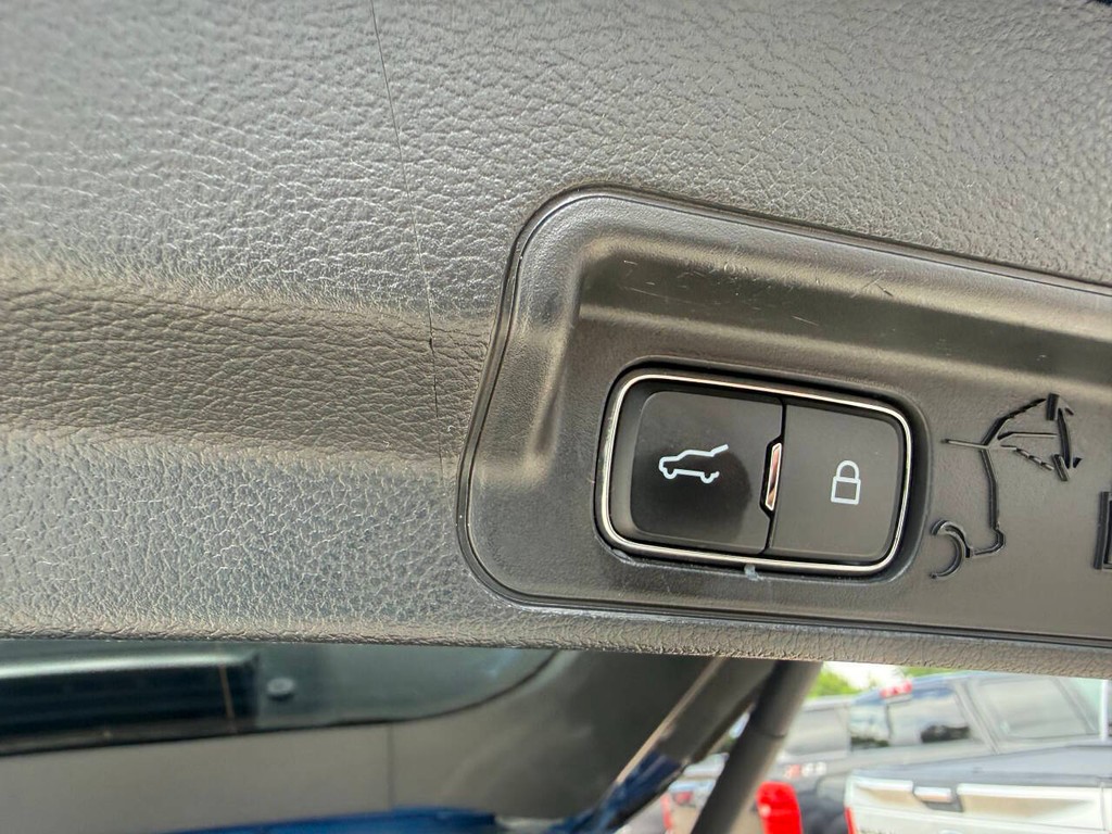 Ford Explorer Vehicle Full-screen Gallery Image 38
