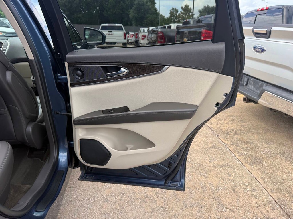 Lincoln Nautilus Vehicle Full-screen Gallery Image 16