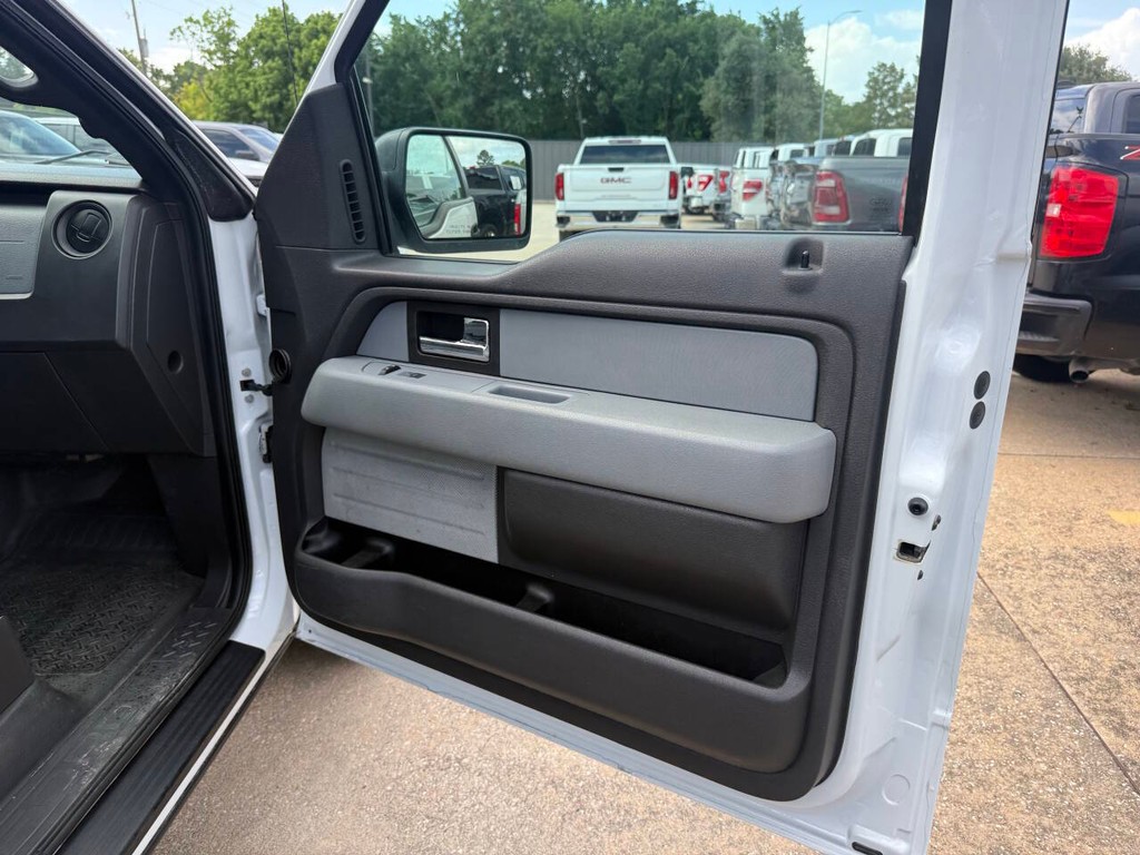 Ford F-150 Vehicle Full-screen Gallery Image 12