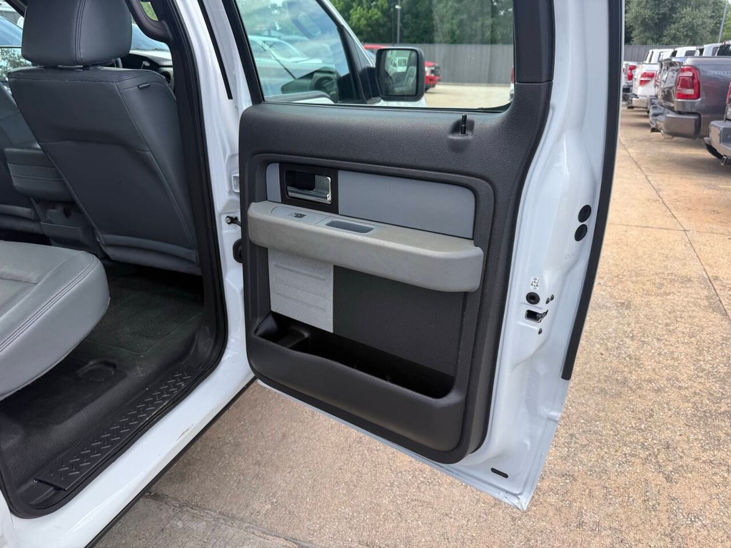 Ford F-150 Vehicle Full-screen Gallery Image 17