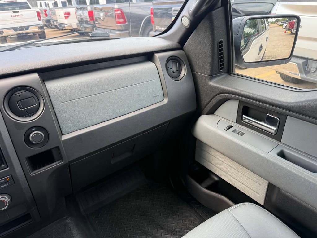 Ford F-150 Vehicle Full-screen Gallery Image 21