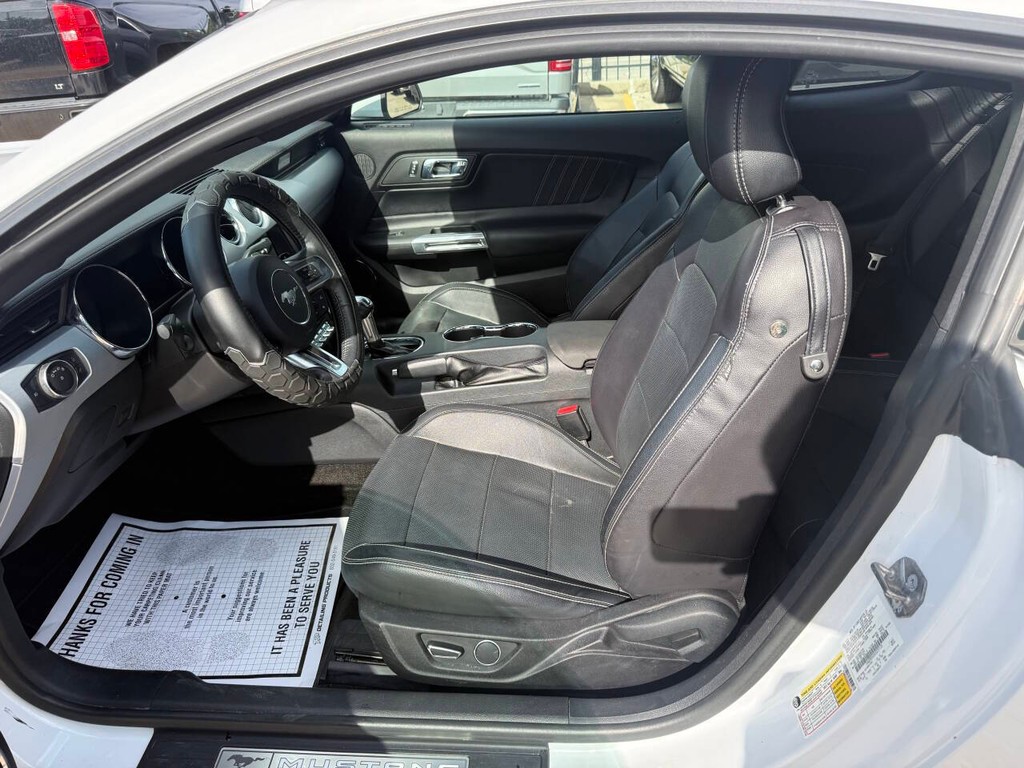 Ford Mustang Vehicle Full-screen Gallery Image 07