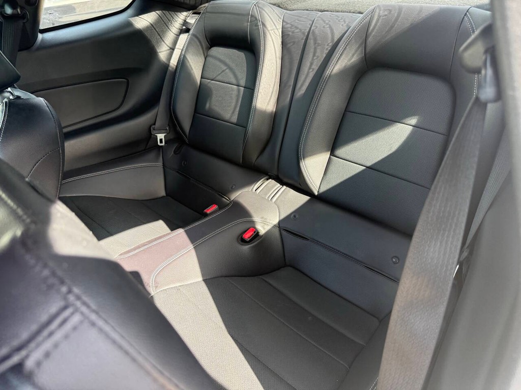 Ford Mustang Vehicle Full-screen Gallery Image 08