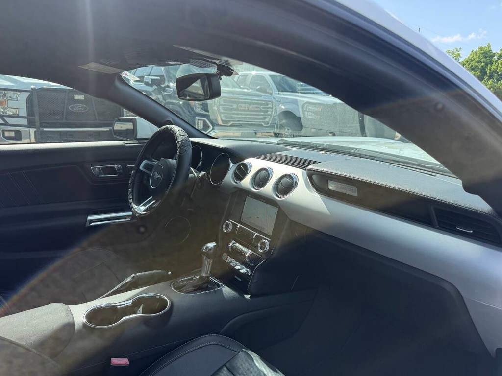 Ford Mustang Vehicle Full-screen Gallery Image 10