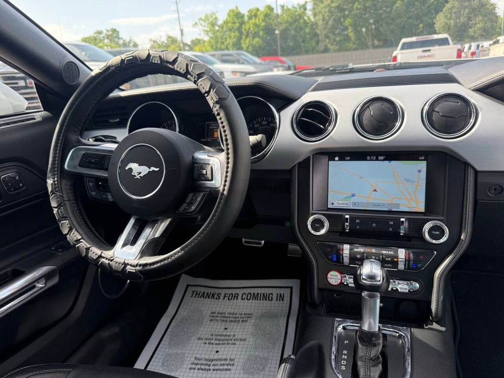 Ford Mustang Vehicle Full-screen Gallery Image 16