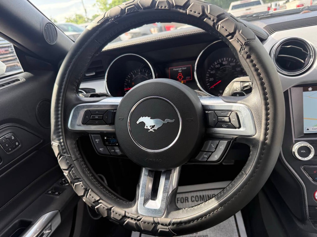 Ford Mustang Vehicle Full-screen Gallery Image 18
