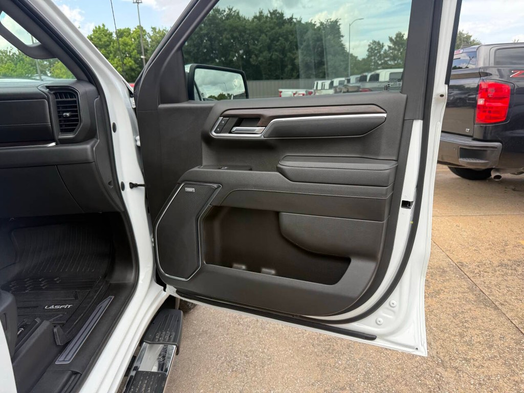 GMC Sierra 1500 Vehicle Full-screen Gallery Image 11