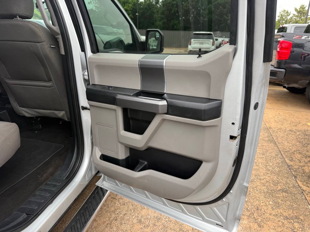 Ford F-150 Vehicle Full-screen Gallery Image 16