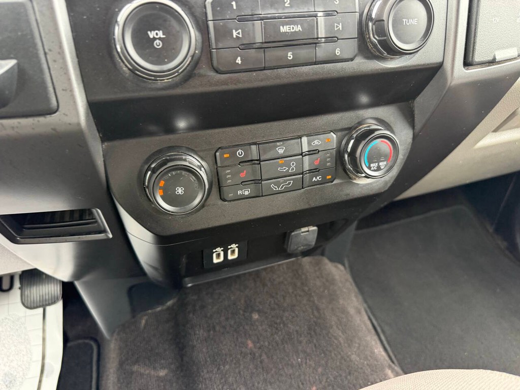 Ford F-150 Vehicle Full-screen Gallery Image 28