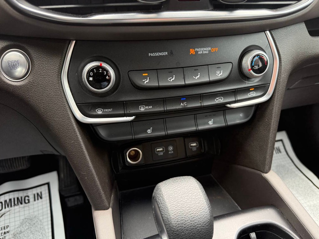 Hyundai Santa Fe Vehicle Full-screen Gallery Image 28