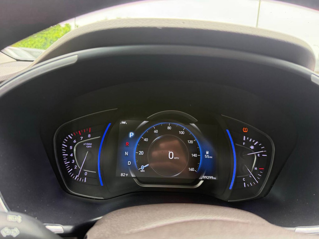 Hyundai Santa Fe Vehicle Full-screen Gallery Image 31