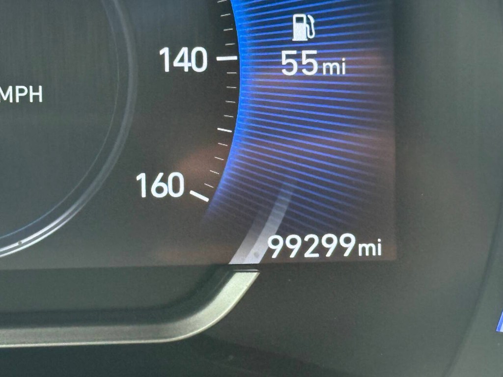 Hyundai Santa Fe Vehicle Full-screen Gallery Image 32