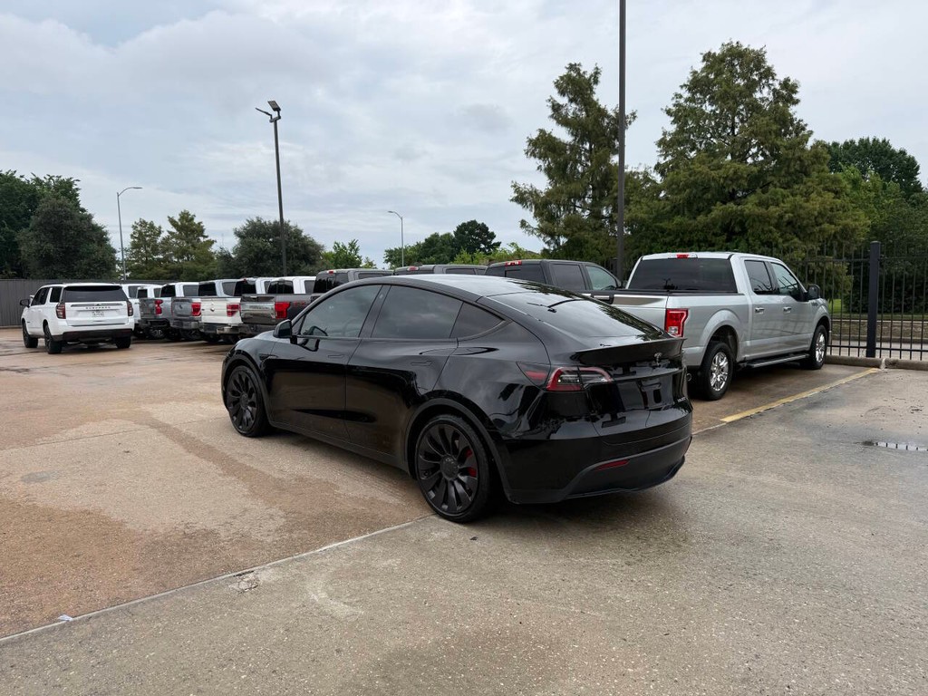 Tesla Model Y Vehicle Full-screen Gallery Image 04