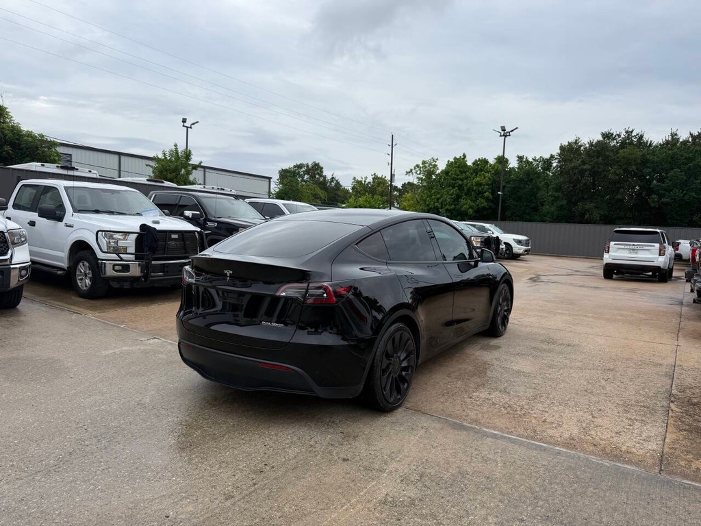 Tesla Model Y Vehicle Full-screen Gallery Image 05