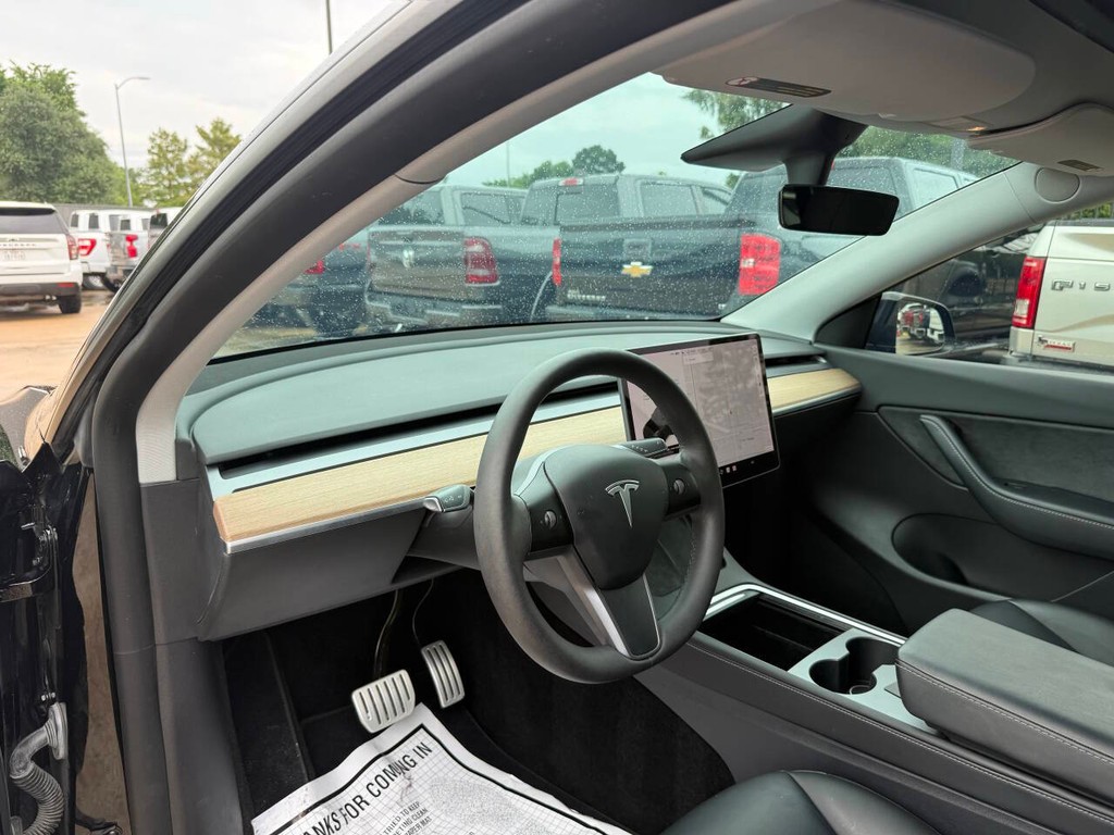 Tesla Model Y Vehicle Full-screen Gallery Image 06