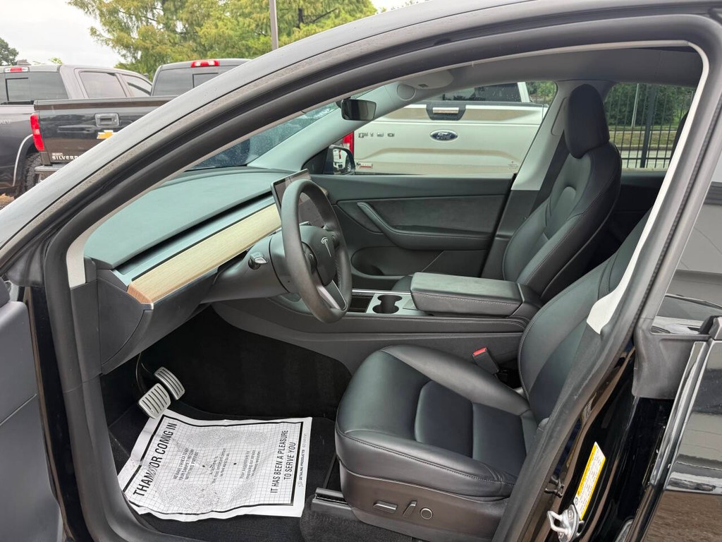 Tesla Model Y Vehicle Full-screen Gallery Image 07