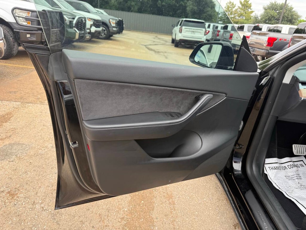 Tesla Model Y Vehicle Full-screen Gallery Image 08
